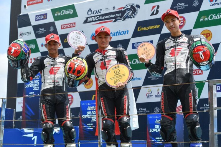 JUARA—Pebalap AHRT, Decksa Almer Alfarezel, berhasil mempersembahkan podium tertinggi untuk Indonesia di ajang balapan Honda Thailand Talent Cup 2022 (TTC).