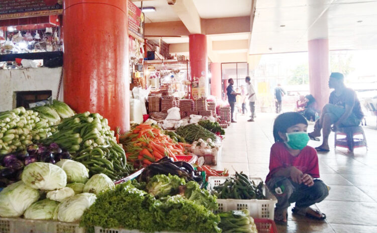 KENAIKAN BAHAN POKOK— Kebijakan pemerintah menaikkan harga BBM di awal September ini menyebabkan kenaikan harga kebutuhan pokok di Pasar Raya Padang. Untuk menekan terjadinya inflasi akibat kenaikan BBM, Pemko Padang segera mencairkan dana Rp7,1 miliar pada Oktober mendatang.