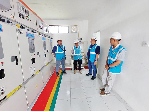 TINGKATKAN KUALITAS — GM PT PLN Unit Induk Wilayah (UIW) Sumbar Toni Wahyu Wibowo, Manager Bagian Jaringan dan Konstruksi UP3 Bukittinggi Bima Triatmojo menghadiir kegiatan C4A atau perawatan aset PLN, beberapa waktu lalu.