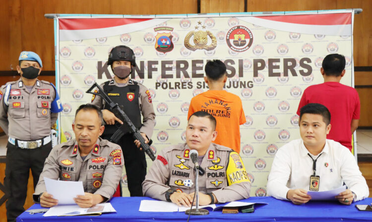 PERAMPOK– Anto (baju merah) yang sempat DPO selama 7 bulan atas kasus perampokan terpaksa dilumpuhkan dengan timah panas oleh anggota Satreskrim Polres Sijunjung.