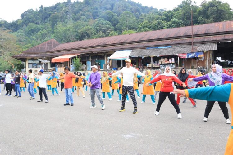 BERSAMA— Bupati Sijunjung Benny Dwifa olahraga bersama dengan warga.