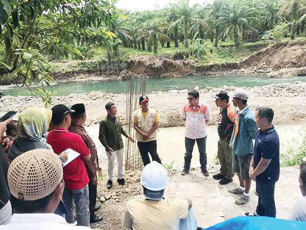 BENDUNGAN— Setdakab Agam, Edi Busti pada saat melakukan peninjauan konstruksi bendungan aliran Sungai Batang Bawan, Nagari Bawan, Kecamatan Ampek Nagari yang rusak akibat banjir bandang beberpa waktu yang lalu.