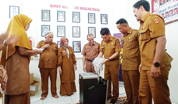 MUSNAHKAN ARSIP— Pemkab Agam melalui Dinas Arsip dan Perpustakaan, musnahkan 1029 Arsip yang sudah tidak memiliki nilai guna dengan cara dihancurkan menggunanakan mesin penghancur kertas, Selasa (20/9).