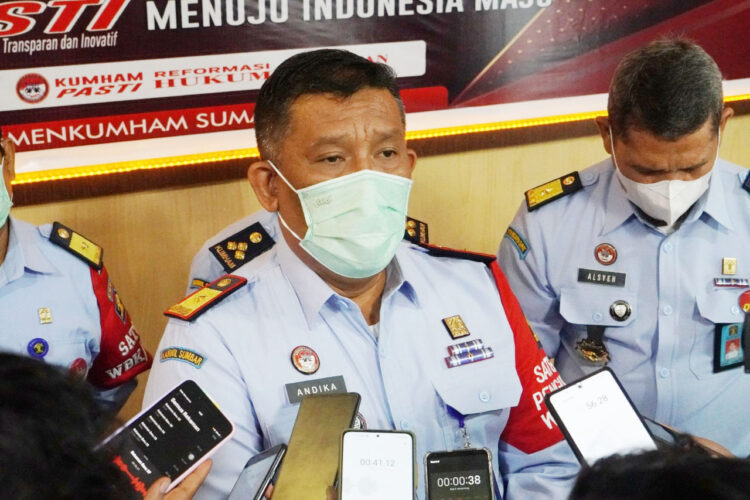 PERSIAPAN— Kepala Kantor Wilayah Kemenkumham Sumbar, R. Andika Dwi Prasetya, Kamis (29/9) memberikan keterangan pers terkait persialan pihaknya untuk pembukaan kembali penerbangan internasional di Bandara Internasional Minangkabau (BIM) tanggal 1 Oktober, besok.