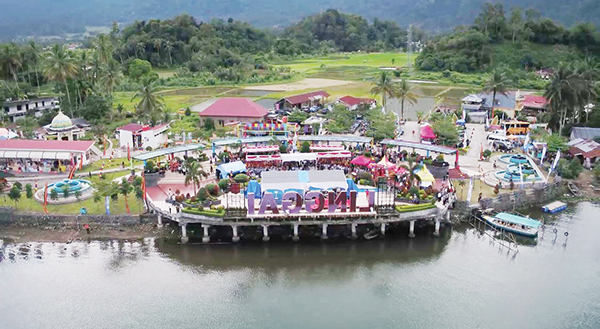Linggai Park— Salah satu aset wisata di salingka Danau Maninjua. Foto udara objek wisata Linggai Park yang baru selesai dibangun, di tepi Danau Maninjau, Kab.Agam, Sumatera Barat tahun 2020 lalu.