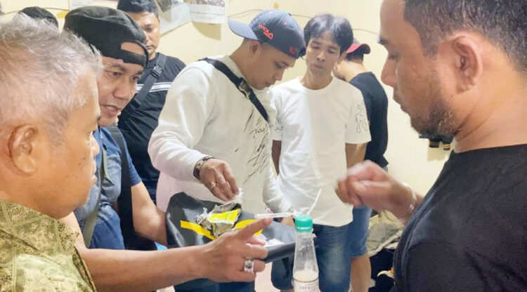 PENGEDAR— Pelaku Ronal (52) ditangkap Tim Rajawali Polresta Padang dengan barang bukti belasan paket sabu dan ganja.