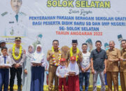 Peduli Pendidikan, Pemkab Solsel Bagikan Seragam Gratis