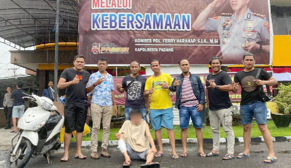 Barat Todongkan Pisau ke Pelajar, Diperas lalu Motor Dibawa Kabur, Ditembak Polisi Gegara Melawan di kawasan Air Tawar 1 PENODONG DITANGKAP—
Pelaku Barat (21) ditangkap Tim Klewang Polresta Padang atas kasus penodongan terhadap pelajar.