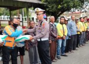 Penuhi Kebutuhan Hidup Lewat Mengojek, Nenek Sarpini Terima Bantuan dari Polres Sijunjung