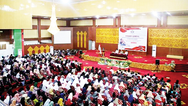 KULIAH UMUM— Prof. Dr. E Mulyasa, M.Pd yang merupakan penulis buku terbaik 2022, memberikan kuliah umum di Fakultas Tarbiyah dan Keguruan UIN IB.