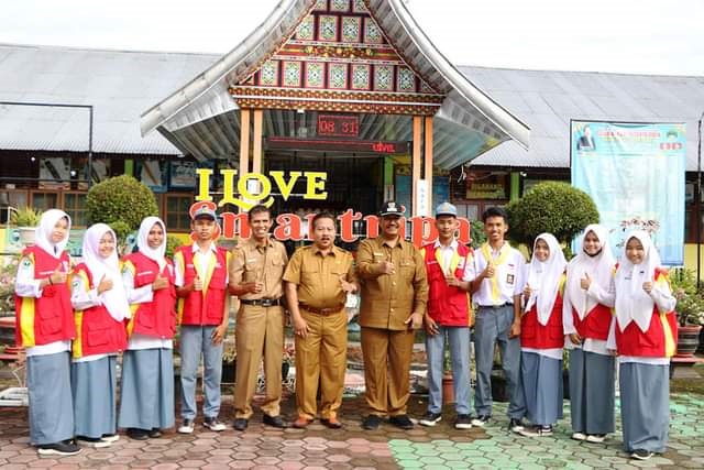 PERANGI NARKOBA—Wawako Mardison Mahyuddin bersama siswa siswi SMA 3 dan majelis guru berkomitmen untuk memerangi narkoba.