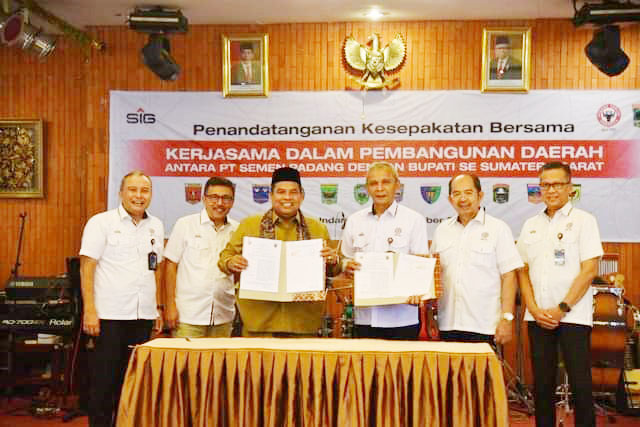 PENANDATANGANAN MOU— Bupati Padangpariaman Suhatri Bur, usai penandatanganan nota kesepahaman kerjasama dalam pembangunan dengan PT Semen Padang.