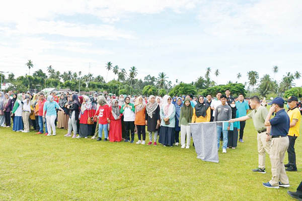 JALAN SANTAI— Asisten III Setda Kab Agam, Andrinaldi melepas peserta jalan santai memperingati Haornas ke-39 yang diikuti oleh ASN selingkup Pemkab Agam, Rabu (14/9).
