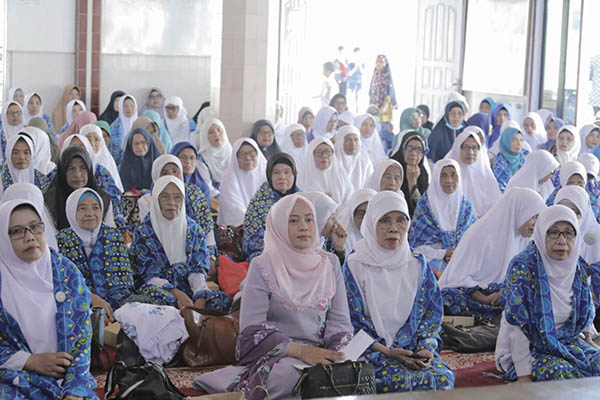 WIRID GABUNGAN— Ketua BKMT Agam Ny. Yenni Andri Warman tampak hadir mengikuti wirid gabungan yang diadakan oleh BKMT Kecamatan Tilatang Kamang dan Kecamatan Kamang Magek di Masjid Nurul Huda Bukik Lurah Jorong PSB Nagari Gadut, Minggu (11/9).