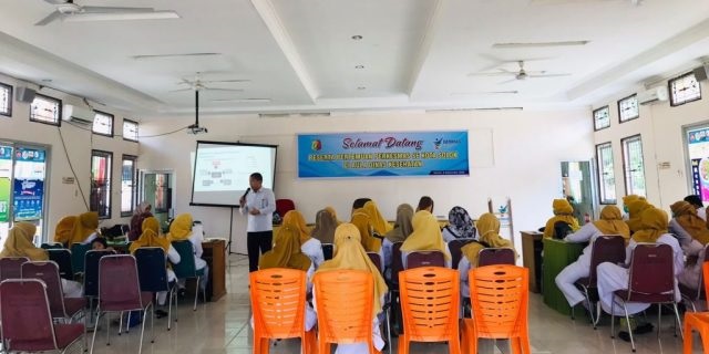 SAMBUTAN—Kabid PPSDK Dinas Kesehatan Kota Solok, Emil Reza Razali, memberikan sambutan saat pertemuan dengan para perawat kesehatan.