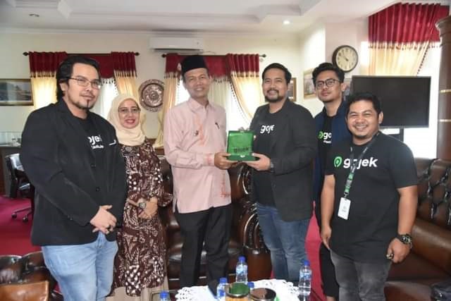 TERIMA—Wako Pariaman H Genius Umar  terima cendra mata dari gojek.