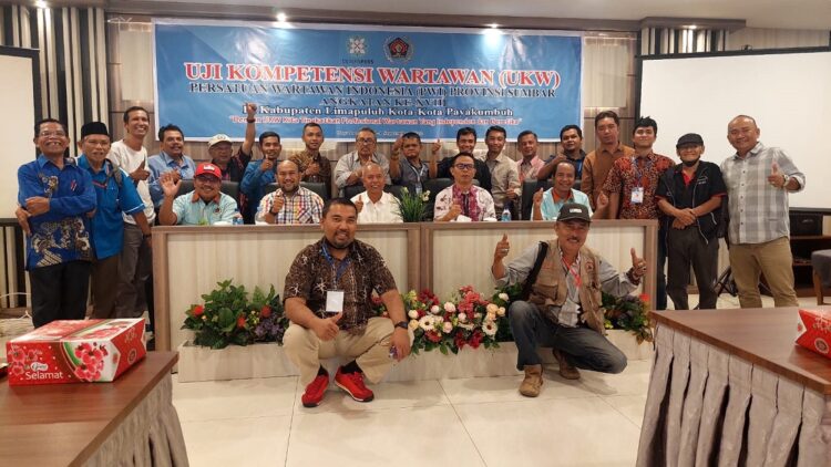 12 Wartawan Dinyatakan Kompeten pada UKW PWI Angkatan XVIII 1 UJI KOMPETENSI WARTAWAN— Peserta UKW yang dinyatakan kompeten berfoto bersama Tim Penguji, Plt Ketua PWI Sumbar, dan Pengurus PWI Payakumbuh dan Limapuluh Kota.