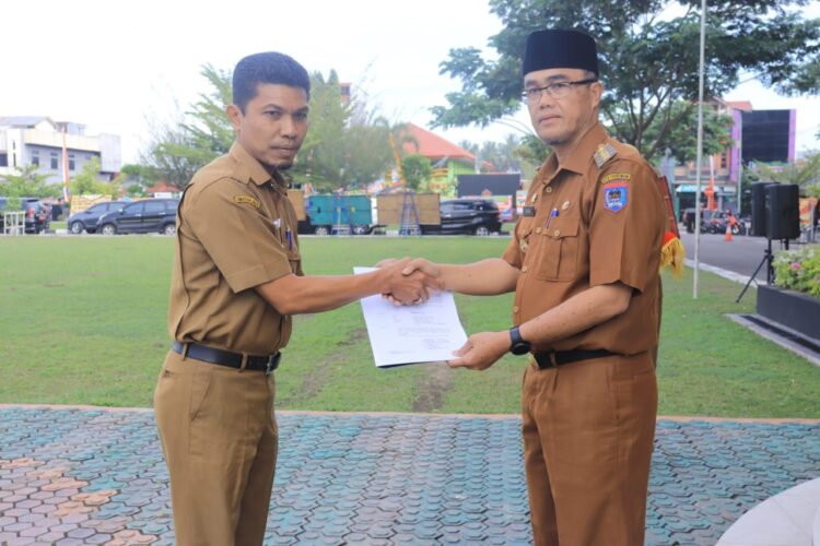 Pj Wali Kota Rida Ananda, menyerahkan SK Plt Sekda kepada Dafrul Pasi.