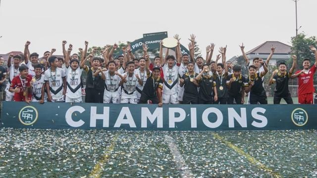 Juara Elite Pro Academy U-14, Debut Indah Dewa United di BRI Liga 1 2022 / 2023 1 JUARA-Aksi pemain Dewa United FC U-14 pada laga terakhir melawan Persis Solo U-14 yang berakhir dengan skor 3-1 di ajang EPA U-14 BRI Liga 1 2022/2023.