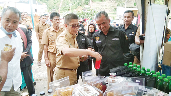 PRODUK UMKM— Camat IV Koto saat menyaksikan sejumlah produk UMKM Kecamatan IV Koto yang ambil bagian pada penilaian Kompetensi Camat Berprestasi tingkat Provinsi Sumatera Barat.