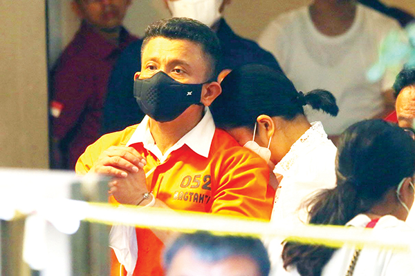 SANDARKAN—Putri Candrawathi menyandarkan kepalanya di pundak suaminya, Ferdy Sambo, di sela rekonstruksi pembunuhan Brigadir J, Selasa (30/8) lalu.