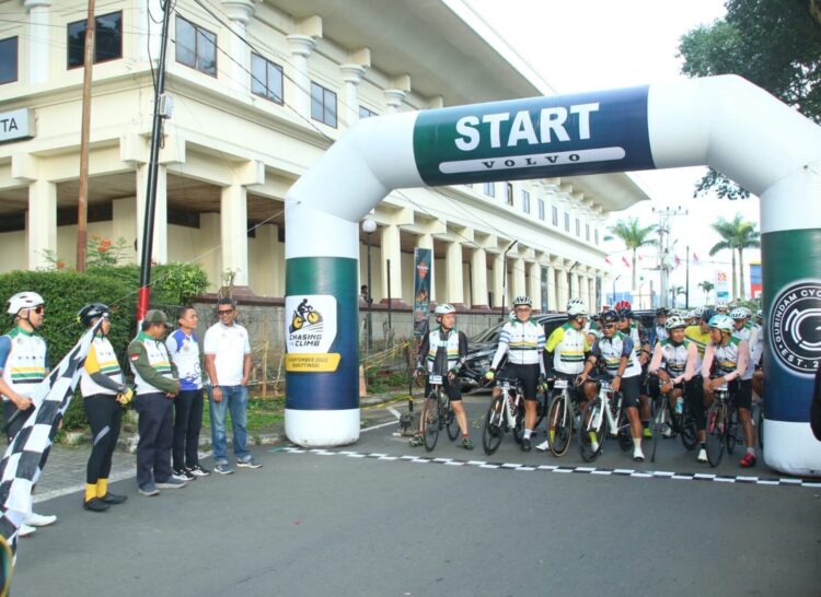 LEPAS BIKER-Sekda Bukittinggi Martias Wanto melepas ratusan Biker chasing De climb series 1 Bukittinggi di pelantaran Jam Gadang Kota Bukittinggi, Minggu (4/9).