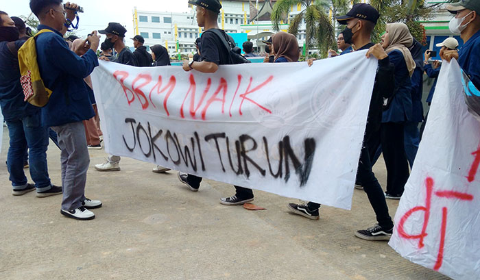Ratusan Mahasiswa di Luak Limopuluah Demo, “BBM Naik, Rakyat Tercekik” 1 DEMO— Ratusan mahasiswa Politani Tanjung Pati demo di Kantor Bupati Limapuluh Kota untuk mendesak batalkan kenaikan harga BBM.