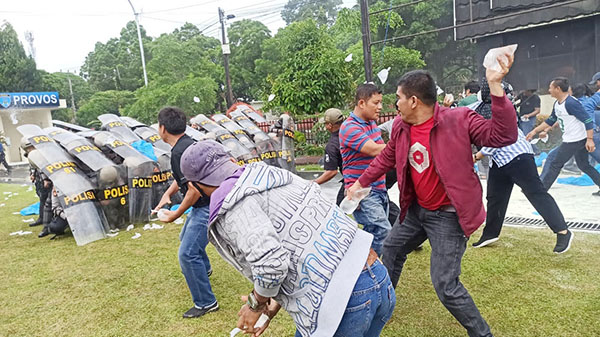 Ratusan Massa Datangi Gedung DPRD Kota Payakumbuh 1 SIMULASI— Terlihat aksi personel Polres Payakumbuh menggelar simulasi pengamanan saat unjuk rasa.