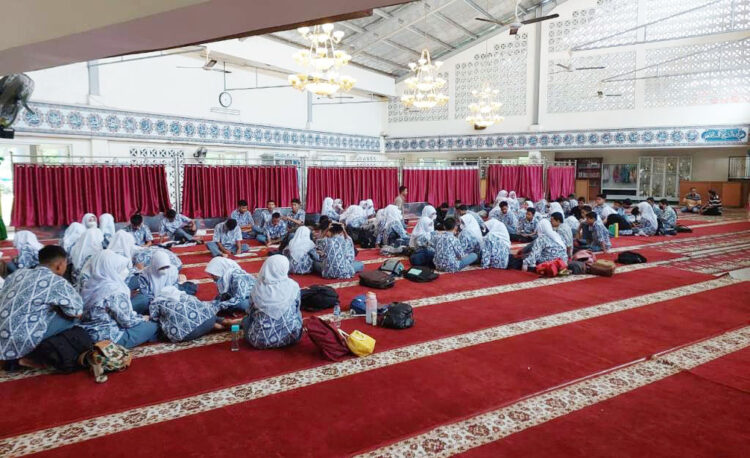 BELAJAR DI MASJID— Ratusan siswa Kampus II SMA 1 Negeri Padang belajar mandiri di masjid kampus I SMA 1 di Lolong Belanti, karena belum dibolehkan menggunakan lokal di sekolah tersebut, Rabu (28/7).