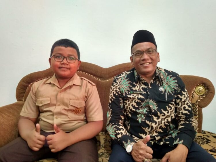 BERSAMA— Rehafzan bersama Kepala Sekolah MIN Kota Payakumbuh Yarisman siap menyumbangkan yang terbaik untuk Sumbar, khususnya untuk Payakumbuh.