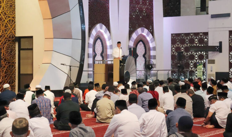 BERIKAN ARAHAN— Gubernur Sumbar, Mahyeldi saat memberi arahan pada kegiatan subuh mubarakah bulanan di Masjid Raya Sumbar, Minggu pagi (4/9).