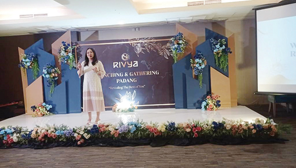 RIVYA Hadir di Padang, Skincare Pertama di Indonesia dengan Ekstrak Tanaman Backhousia 1 LAUNCHING RIVYA— Pendiri Rivya Skincare, Alfa Priliana menjelaskan salah satu bahan yang digunakan Rivya adalah Backhousia Citriodora, pertama kalinya digunakan di Indonesia. Memiliki banyak manfaat bagi kulit di acara launching dan gathering Rivya Skincare di Hotel Mercure, Sabtu (17/9).