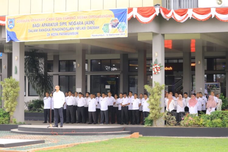 APEL TERAKHIR— Riza Falepi saat apel terakhir di Balai Kota Payakumbuh berpesan kepada ASN.