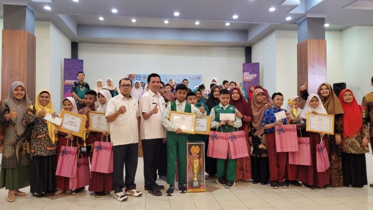 SD Adzkia Juara Cerdas Sains Tingkat Kota Padang 1 PEMENANG—Kepala Dinas Pendidikan Kota Padang Arfian dan Direktur Padang TV Rita Gusfeniza, bersama pemenang Cerdas Sains Tingkat SD se-Kota Padang.