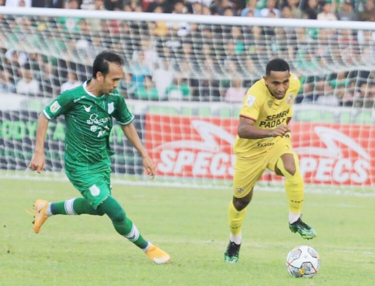 (1) PSMS Medan VS Semen Padang FC (0), Menit Akhir Kembali jadi Petaka 1 MENGHINDAR-Pemain Semen Padang FC berusaha menghindar dari kejaran pemain PSMS Medan saat bentrok kedua tim di ajang Liga 2 2022 Wilayah Barat di Stadion Teladan, Medan, Senin (26/9).
