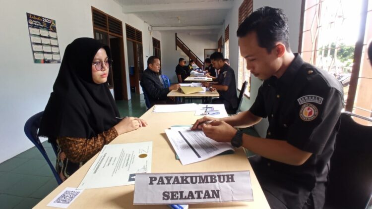 TERIMA PENDAFTARAN—Salah seorang petugas Bawaslu saat menerima pendaftaran panwascam di kantor Bawaslu Kota Payakumbuh.