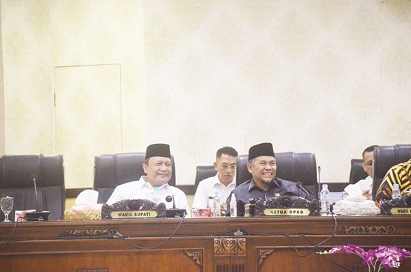 SIDANG PARIPURNA—Wakil Bupati bersama ketua DPRD Agam saat sidang paripurna penyampaian Nota Perubahan APBD 2022 yang mengalami kenaikan Rp 13 miliar lebih.