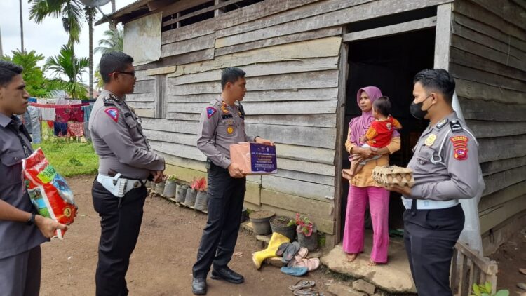 SERAHKAN SEMBAKO—Kasat Lantas Polres Dharmasraya, IPTU Sayyid Malik Ibrahim bersama jajaran satlantas menyalurkan bansos kepada masyarakat sekaligus menghimbau terkait aturan berlaku lintas dan edukasi kenaikan BBM.
