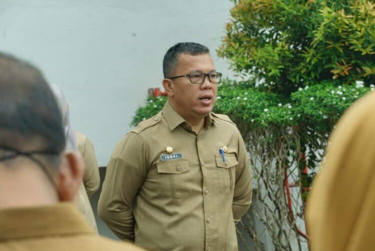 Sekda Iqbal Ramadi Payana Ingatkan, ASN yang Tidak Disiplin Disanksi Tegas 1 ARAHAN—Sekda Tanahdatar Iqbal Ramadi Payana saat memberi arahan pada ASN saat apel pagi.