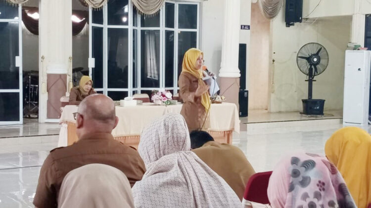 KELUARGA BERKUALITAS— Kepala DP3AKB Kota Pariaman Gusniyetti membuka kegiatan Kampung Keluarga Berkualitas.