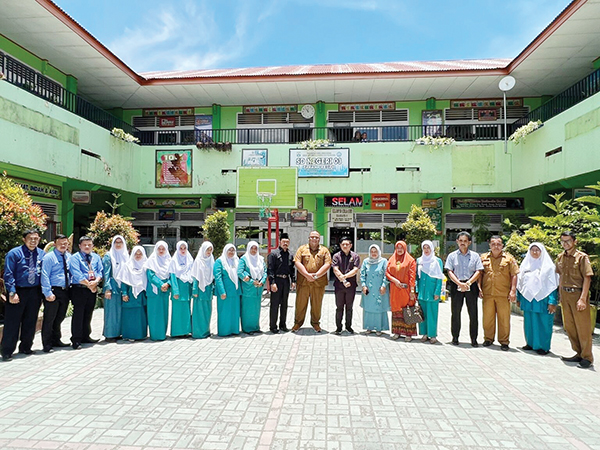 PENGECEKAN— Ketua DPRD Bukittinggi Beny Yusrial bersama guru SD 03 Pakan Labuah usai melakukan pengecekan pemasangan paving block di sekolah tersebut yang berasal dari dana pokir Beny Yusrial.