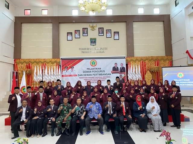 PELANTIKAN PENGURUS— Bupati Padangpariaman Suhatri Bur foto bersama saat pelantikan pengurus PPNI.