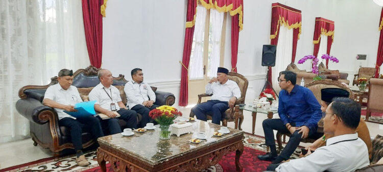 DIALOG—Anggota Bidang Kelembagaan Komisi Penyiaran Indonesia (KPI), Yuliandre Darwis dialog dengan Gubernur Mahyeldi.