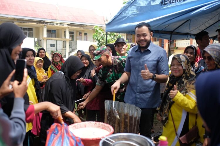 BERBAUR—Fadly Amran, BBA Datuak Paduko Malano berbaur besama ibu ibu sedang memasak.