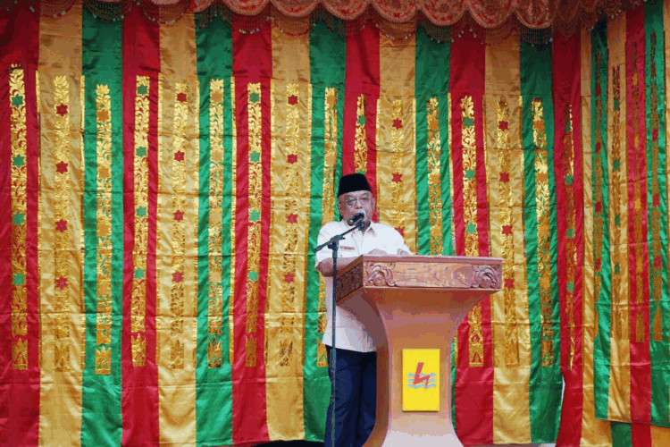 BERI SAMBUTAN—Setdakab Agam Edi Busti saat memberi sambutan dalam pembukaan pelatihan pengolahan eceng gondong selama 7 hari sebagai upaya penyelamatan Danau Maninjau di Posko Terpadu Tanjung Raya pada Selasa (6/9).