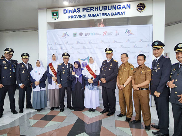 PEMENANG—Gubernur Sumbar, Mahyeldi Ansharullah, Kepala Dishub Sumbar, Heri Nofiardi dan Kepala Dishub Kabupaten Kota bersama Kepala SMAN 1 Padang Panjang, Budi Hermawan, Pembimbing dan Pemenang Pelopor Keselamatan Lalu Lintas dan Angkutan Jalan tingkat Nasional 2022.