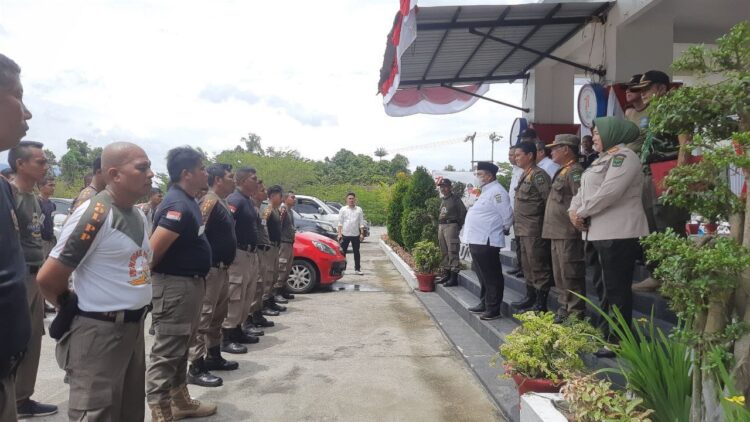 ARAHAN—Bupati Padangpariaman Suhatri Bur saat berikan arahan di hadapan Pol PP yang melaksanakan pelatihan MFD.