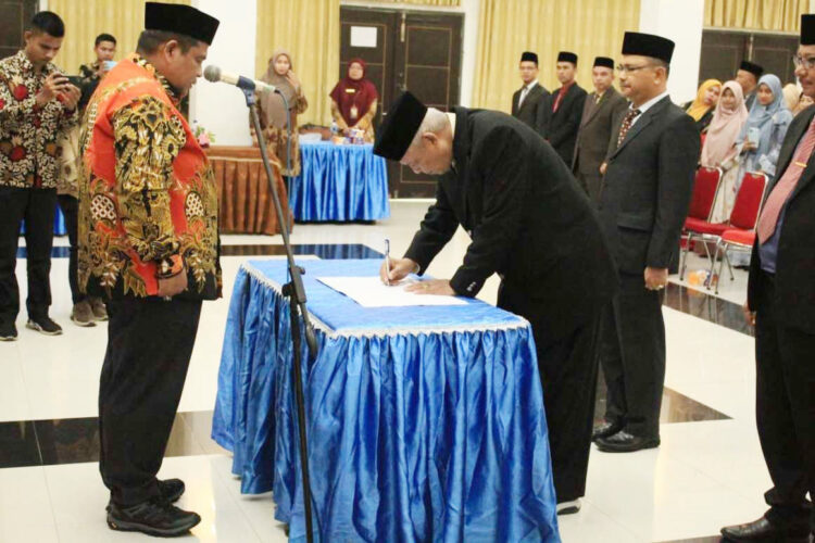 PENANDATANGANAN— Bupati PadangPariaman Suhatri Bur saksikan penandatangan TK. Mudo  H. Duski Samad sebagai Ketua Yayasan Islamic Center Syekh Burhanuddin (YIC-SB) periode 2022-2027.