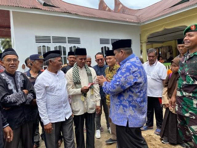 SAMBJUT—Bupati Padangpariaman Suhatri Bur disambut oleh panitia pembangunan  monumen urutan ke Khalifahan Syekh Burhanuddin