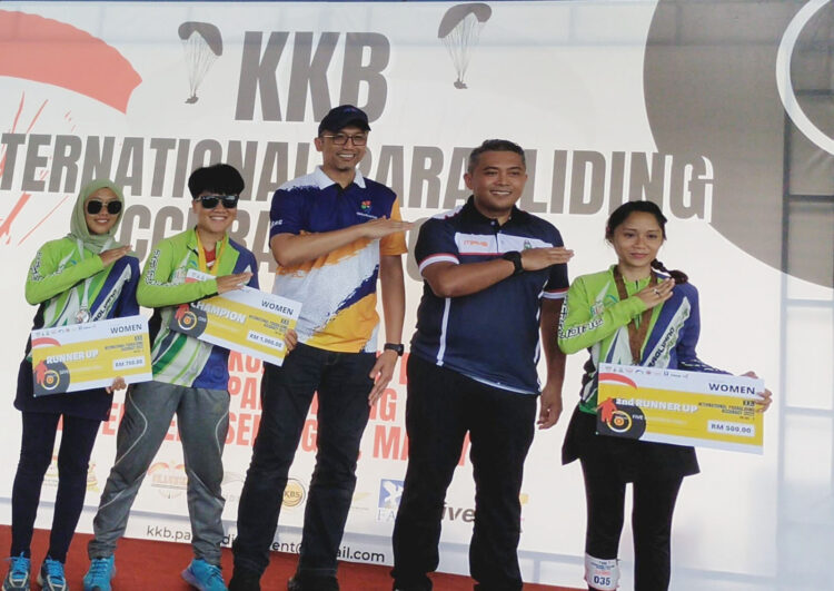 FOTO BERSAMA—Komandan Lanud Sutan Sjahrir Kolonel Nav Saeful Rakhmat dan Kadispotdirga Lanud Sut Mayor Tek Wahyudi Krisdyanto foto bersama atlet FASI Sumbar yang meraih prestasi di ajang Internasional Paragliding Accuracy 2022 Malaysia.